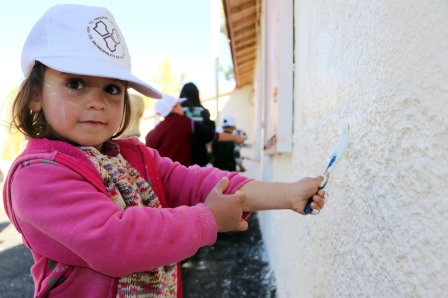 Belediye başkanı, ailesi ve öğrencilerle köy okulunu boyadı