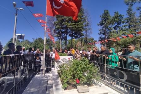 15 Temmuz kahramanı şehit Halisdemir'in kabrine ziyaretçi akını