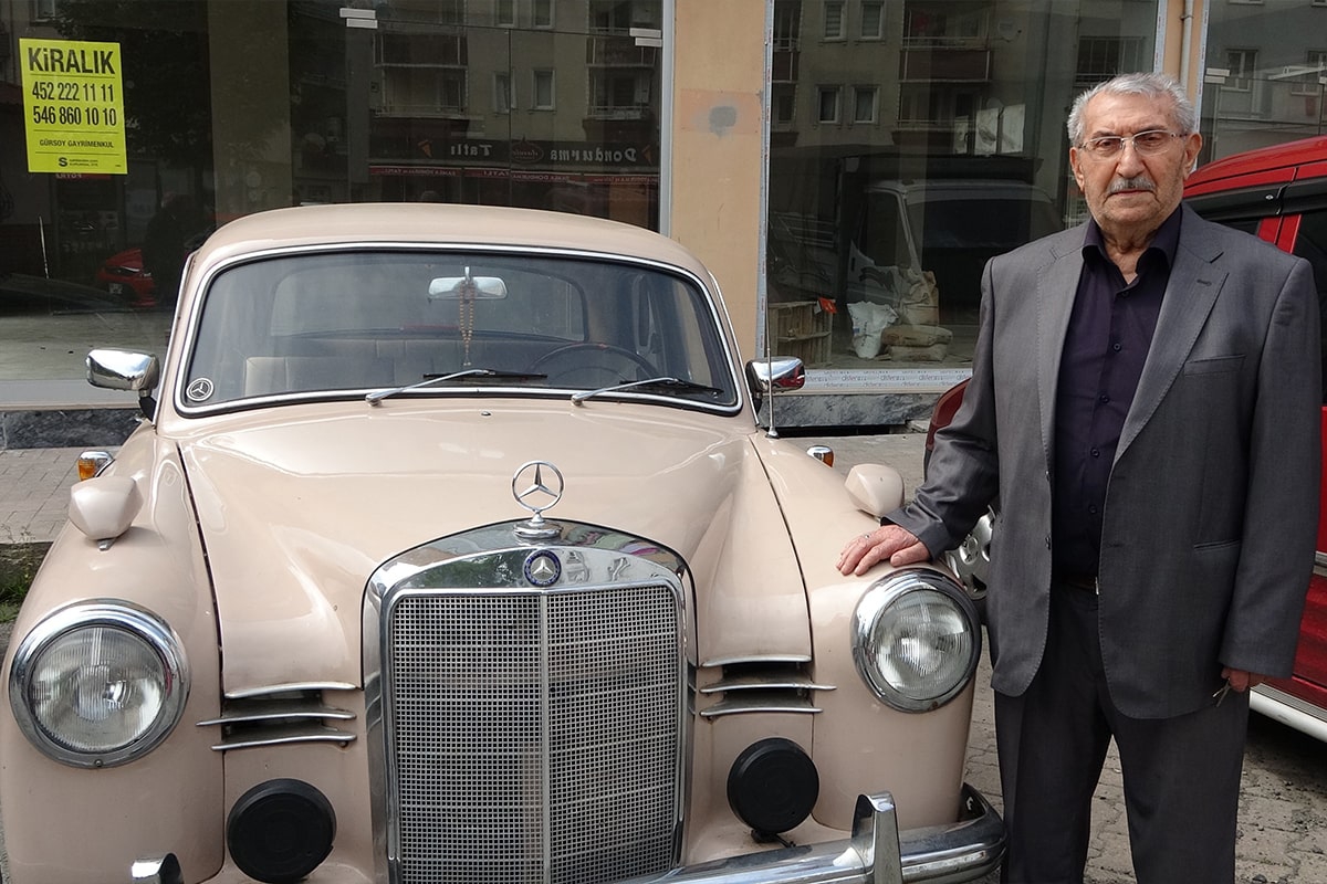 1959 model aracını yıllar sonra garajından çıkardı