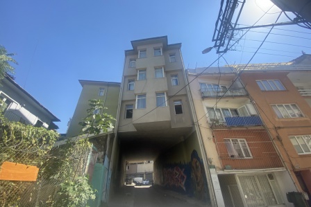 3 katlı apartmanın temelinden geçen tünel şeklindeki yol görenleri şaşkına çeviriyor