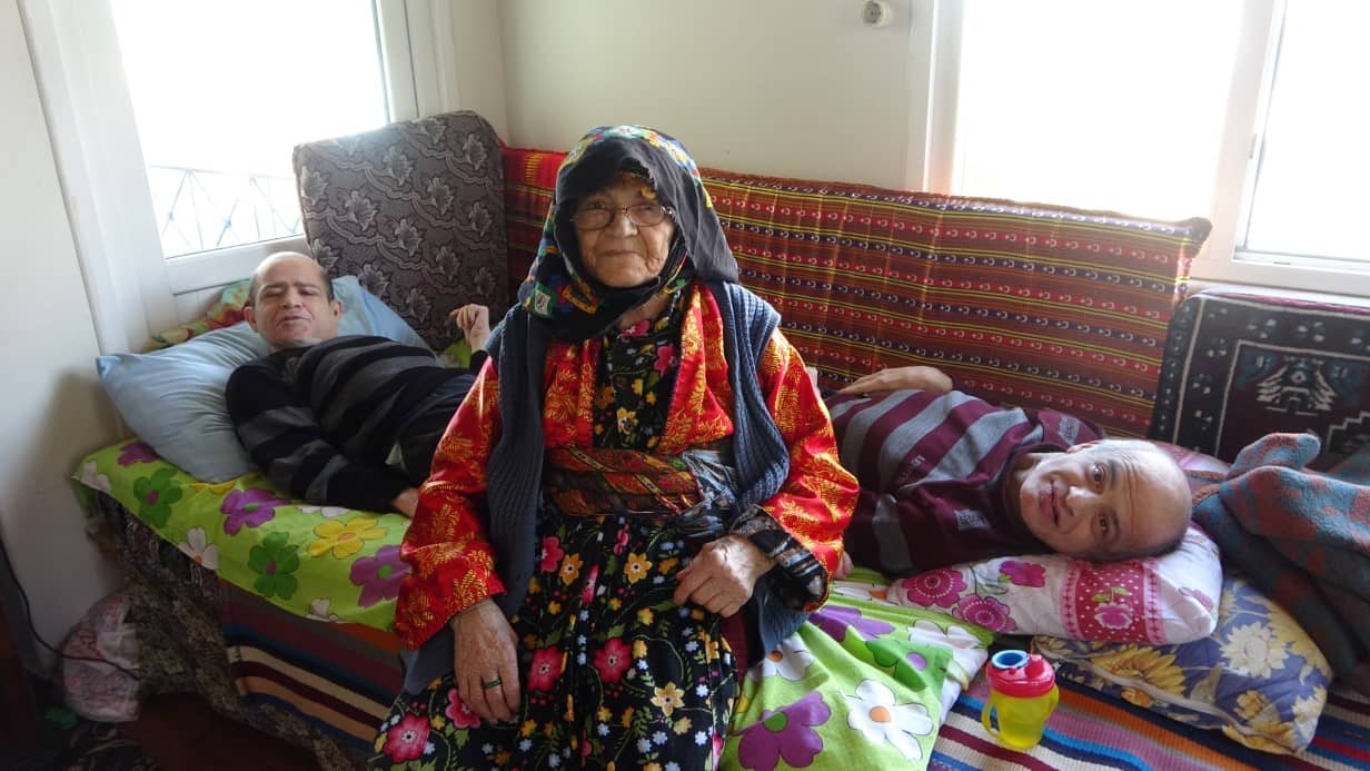 93 yaşında anne 60 yıldır engelli çocuklarına bebek gibi bakıyor