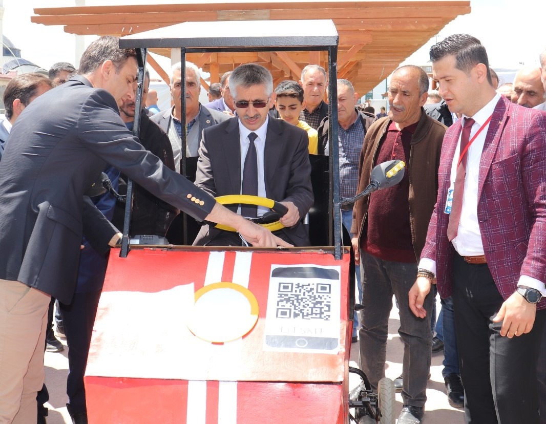 Ağrı'da öğrenciler hurda malzemelerden engelliler için elektrikli otomobil yaptı