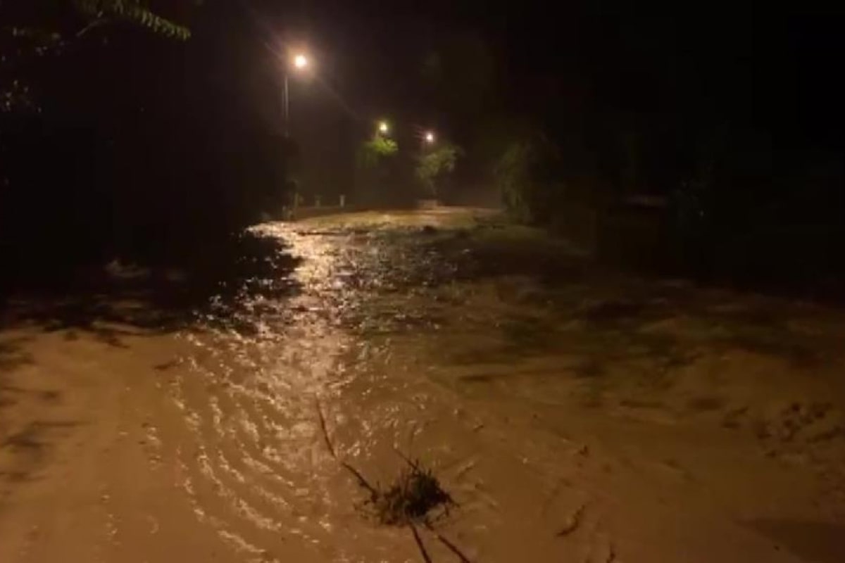 Amasya'da Kumluk Deresi taştı, ev ve ahırları su bastı