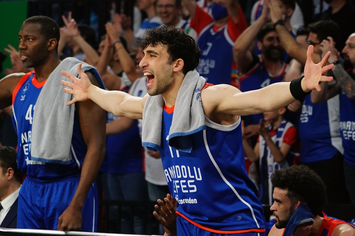 Anadolu Efes, seride 2-1 öne geçti