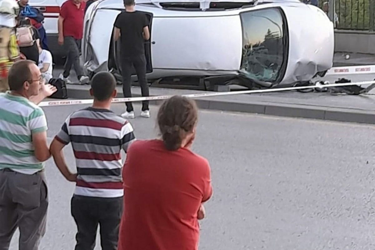 Ankara'da otomobil otobüs durağına daldı: 6 yaralı