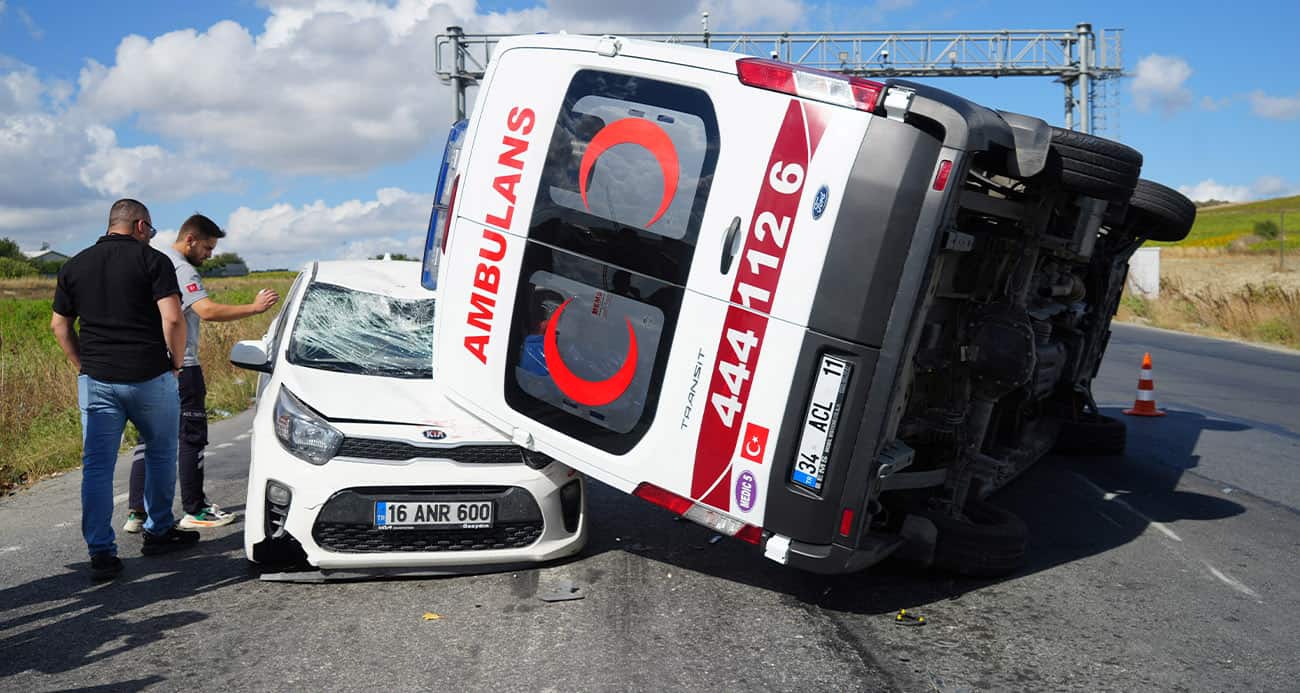 Arnavutköy’de hastaya giden ambulans ışıklarda bekleyen otomobilin üzerine devrildi