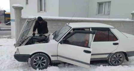 Aşkale'de onlarca araç soğuk yüzünden çalıştırılamadı