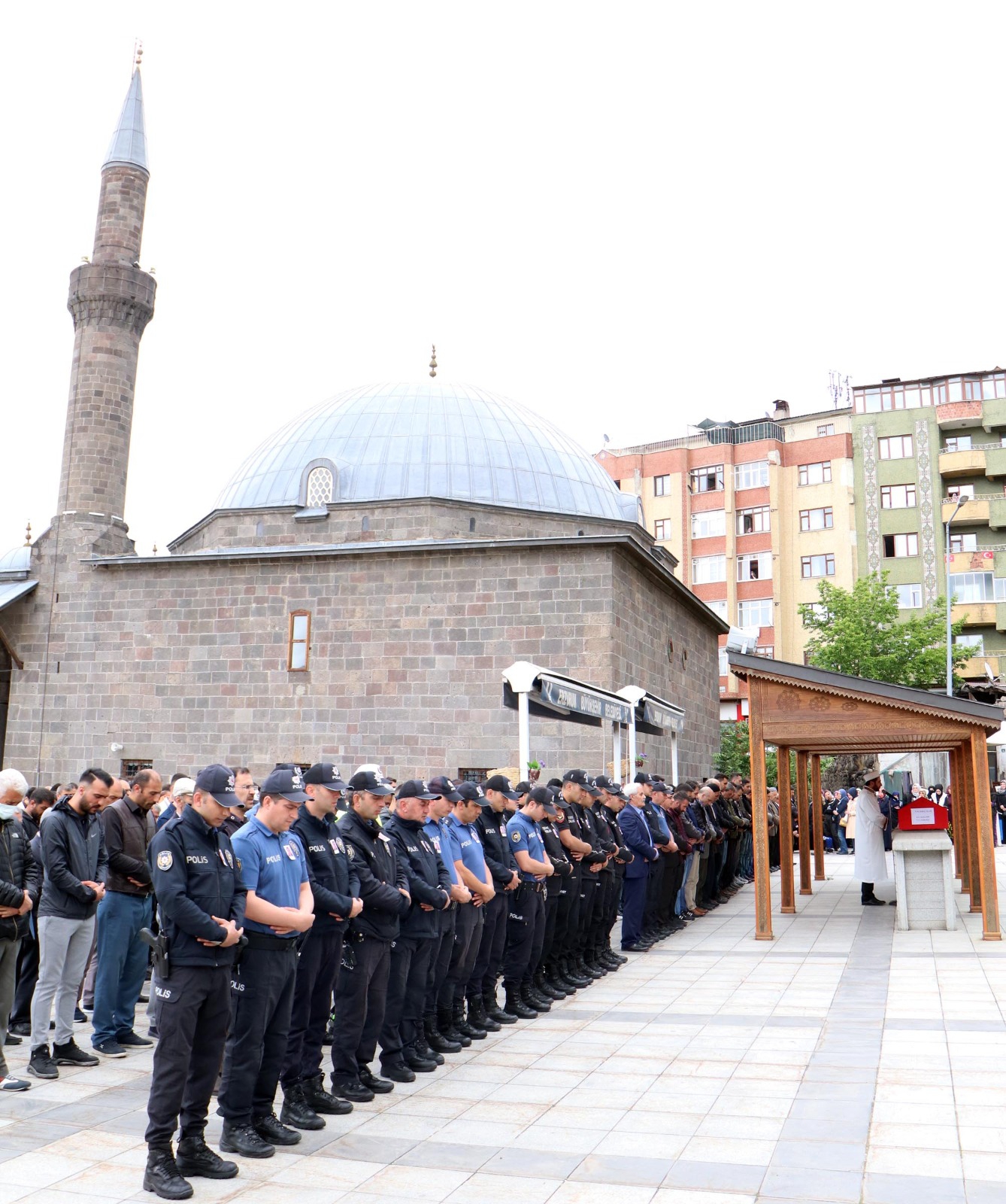 Astsubay sevgilisinin öldürdüğü polis memuru Kübra toprağa verildi