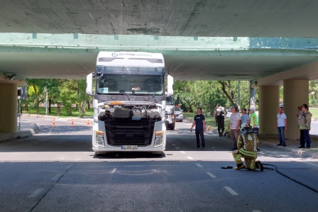 Bakırköy'de akaryakıt dolu tır alt geçide sıkıştı