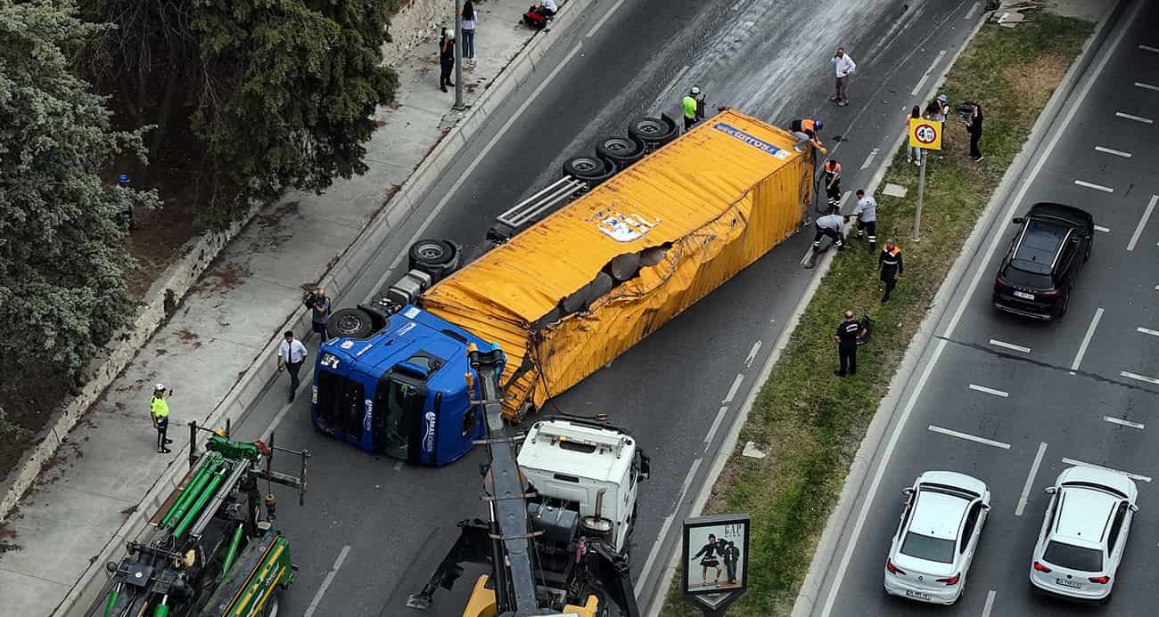 Bakırköy’de alt geçide çarpan tır İETT otobüsünün üzerine devrildi 8 yaralı