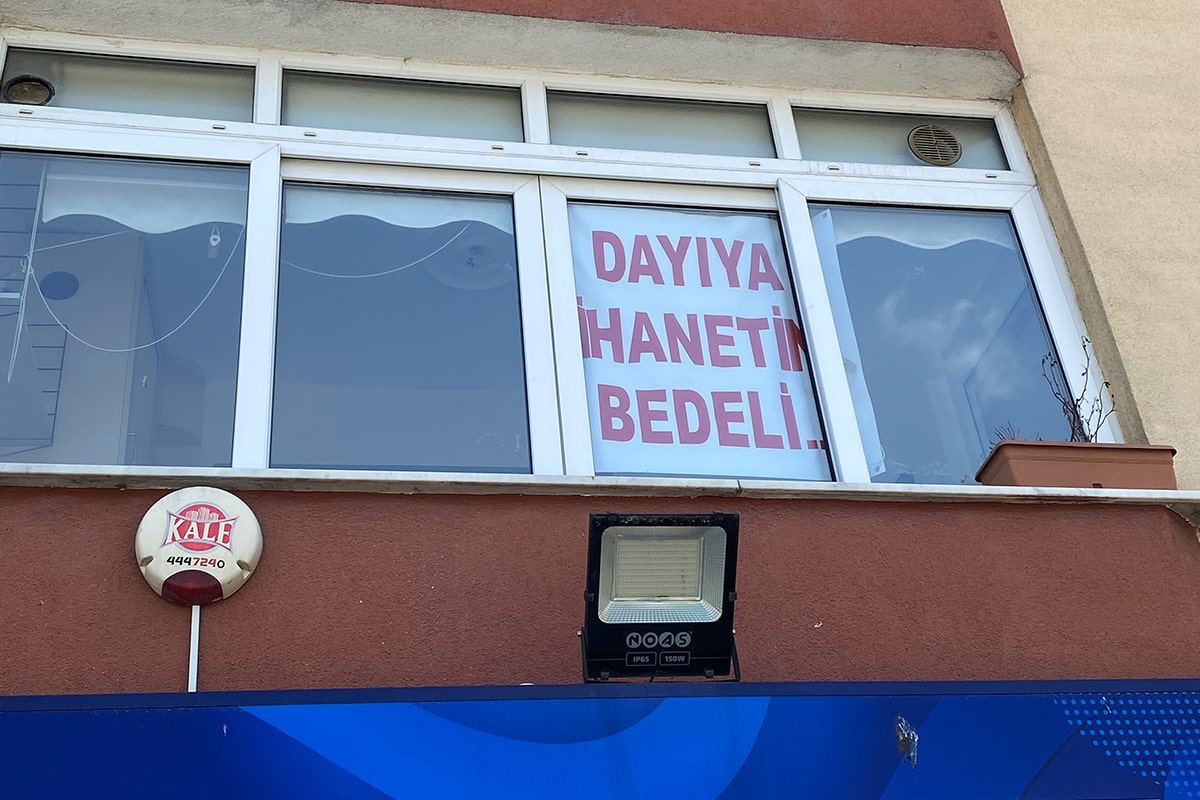 Büyükçekmece'de evin camında şaşırtan pankart