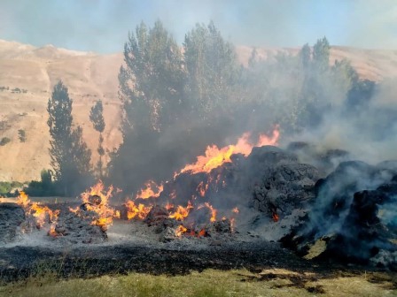 Çatak'ta tonlarca saman ve ot yandı