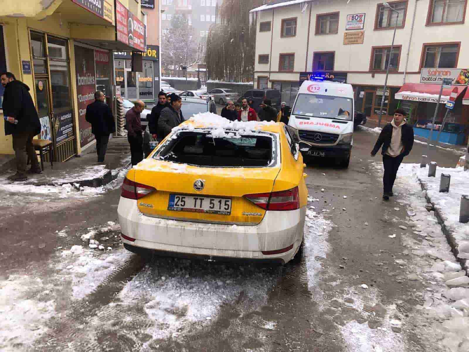 Çatıdan düşer kar kütlesi 2 otomobili kullanılamaz hale getirdi