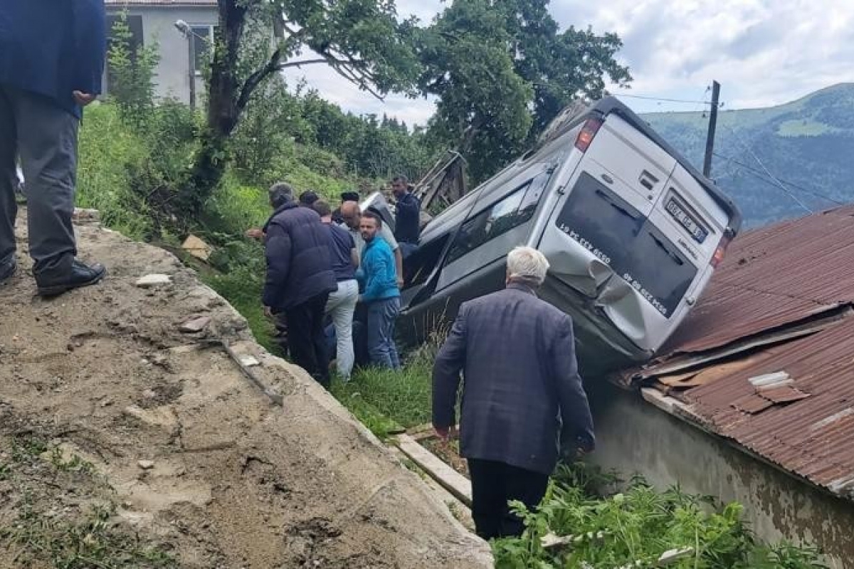 Cenaze yolunda kaza: 8 yaralı