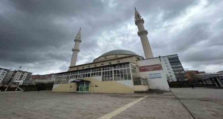 Çocukların biber gazlı oyunu cami cemaatini namazından etti, imam teravih namazını tamamlayamadı