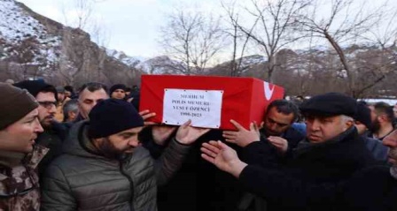 Depremde göçük altında kalan polis memuru toprağa verildi