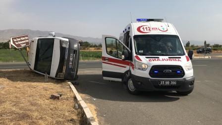 Elazığ’da minibüs ile hafif ticari araç çarpıştı: 3 yaralı