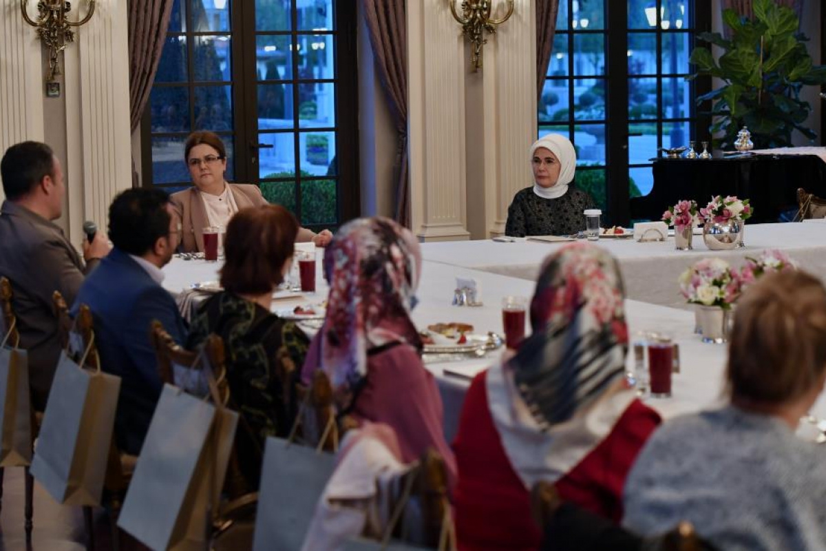 Emine Erdoğan, evde yaşlı ve engelli birey bakımı yapan ailelerle iftarda buluştu