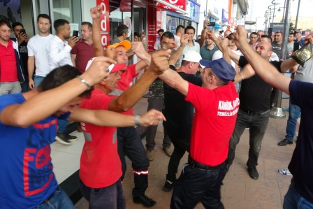 En düşük maaş 8 bin TL oldu, işçiler göbek atarak kutladı