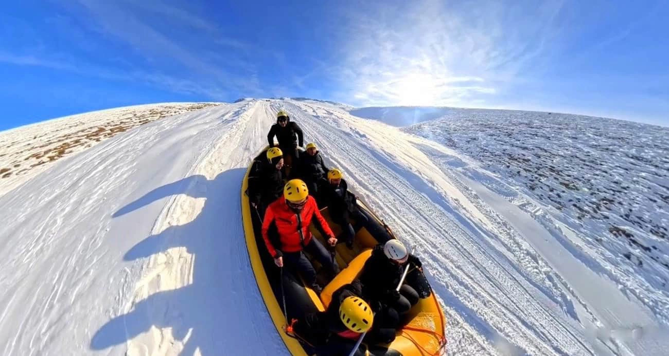 Erzincan’da adrenalin dolu macera: Kar raftingi renkli görüntüler oluşturdu