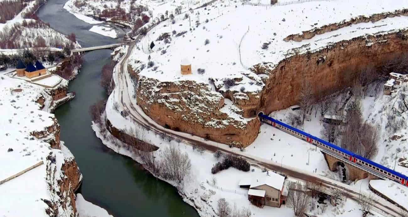 Erzincan’da karla bütünleşen Doğu Ekspresi masalsı görüntü oluşturdu