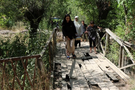 Erzincan'da turistlerin en uğrak yeri Girlevik Şelalesi'nin yolu ve kırık dökük tahta köprüleri tepki topluyor