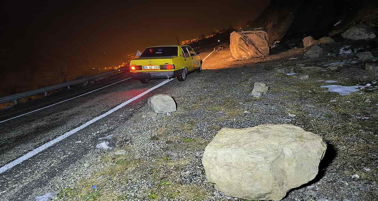 Erzurum-Artvin karayolunda heyelan