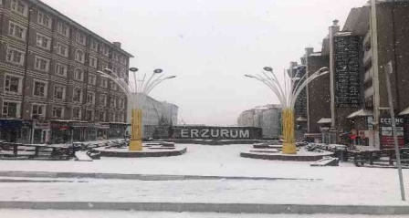 Erzurum'da beklenen kar geldi