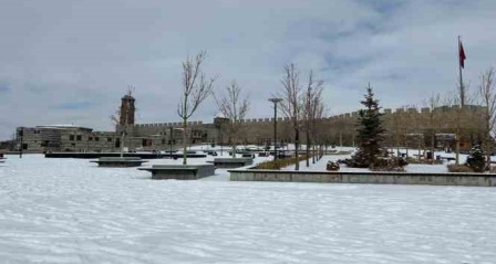 Erzurum'da beklenen kar yağdı, tarihi alanlar beyaza büründü