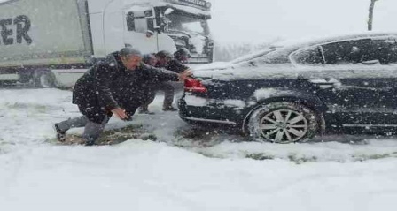 Erzurum'da etkisini gösteren kar yağışı, araç şoförlerini zor durumda bıraktı