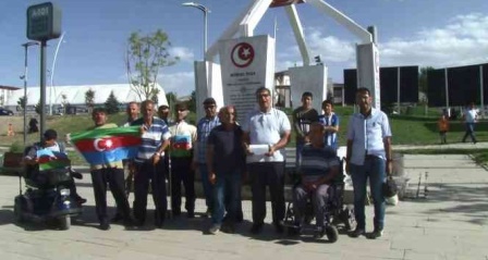 Erzurum'da Kent Konseyi Engelliler Meclisi Azerbaycan anıtı önünde nöbette