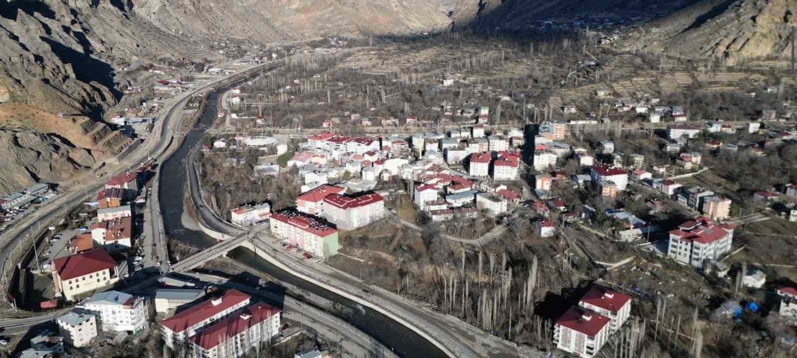 Erzurum’da kış, Uzundere’de sonbahar esintisi yaşanıyor