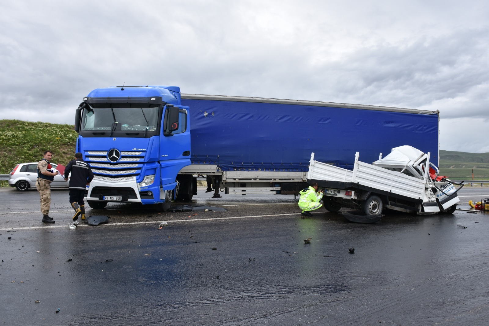 Erzurum'da TIR ile kamyonet çarpıştı: 2 ölü