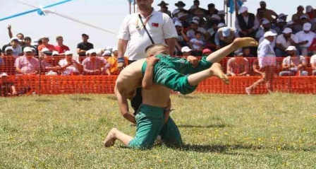 Erzurum Ovası Güreş Festivali'nde güreşçiler nefes kesti