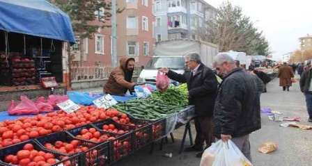 Erzurumlu vatandaşlar halk pazarlarında yoğunluk oluşturuyor