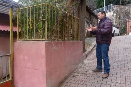 Evin önündeki gizemli türbe merak uyandırıyor