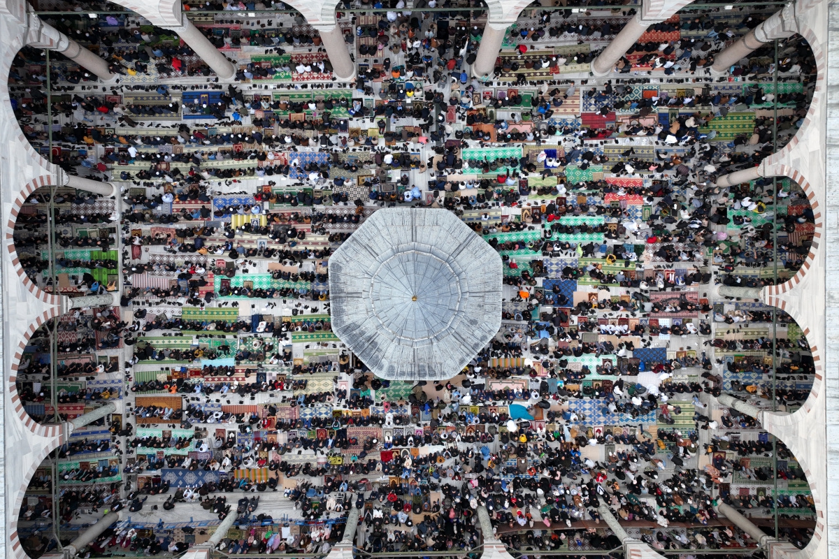 Fatih Camii'nde bayram namazı havadan görüntülendi