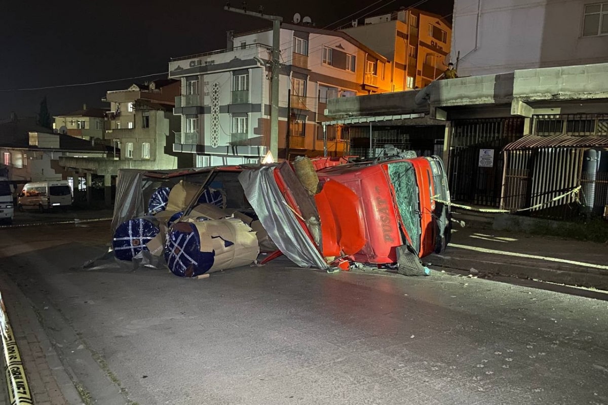 Freni boşalan kamyon kamelyaya daldı: Baba ve iki kızı ölümden döndü