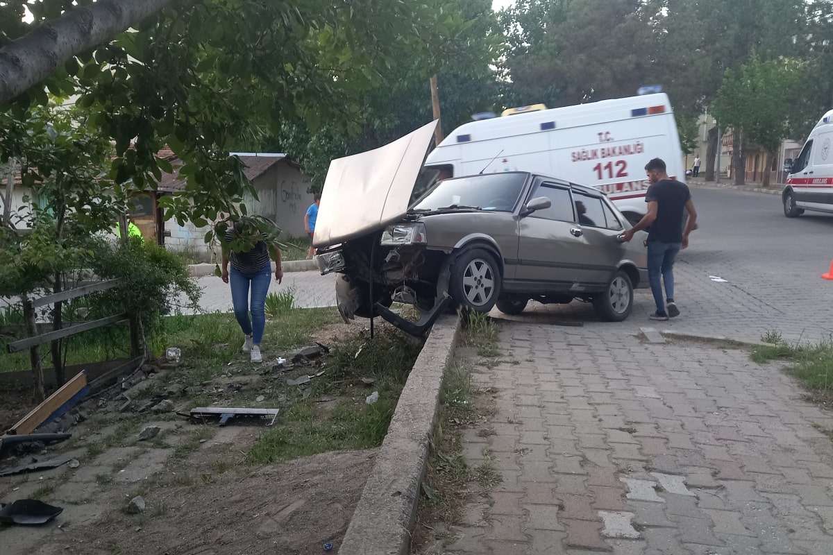 Gediz'de trafik kazası: 3 yaralı