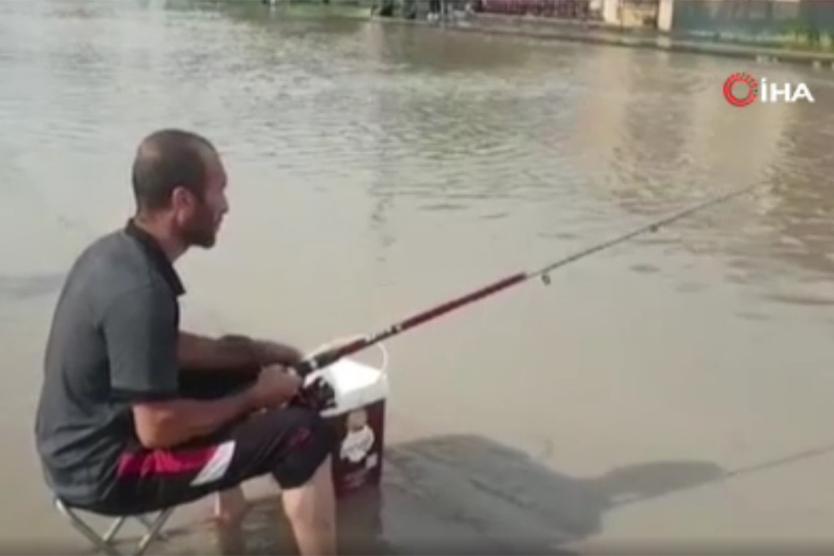 Göle dönen caddeye olta attı, balık tutmaya çalıştı