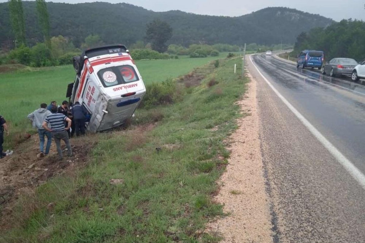 Hasta naklinden dönen ambulans şarampole devrildi: 3 yaralı