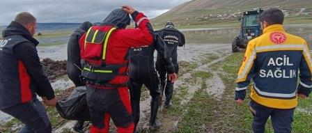 Hayvanlarını kurtarmak isterken canından oldu