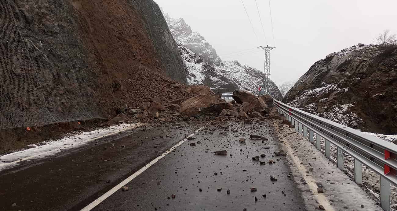 Heyelan nedeniyle Artvin-Yusufeli karayolu ulaşıma kapandı