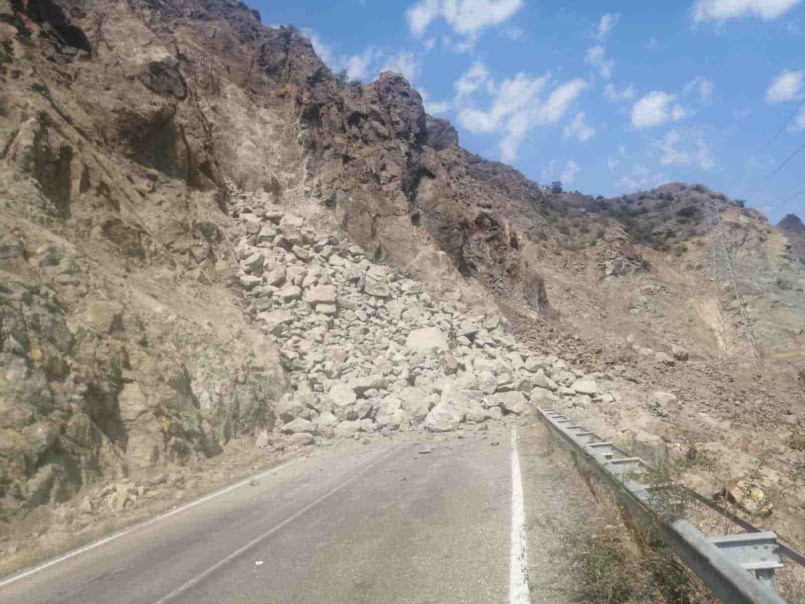 Heyelan nedeniyle Oltu - Artvin karayolu yolu kapandı