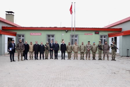 İçişleri Bakanı Soylu, Türkiye-İran sınırındaki güvenlik duvarı çalışmalarını inceledi