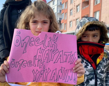 İlkokul öğrencilerinden kazalara karşı 'kış lastiği' farkındalık eylemi