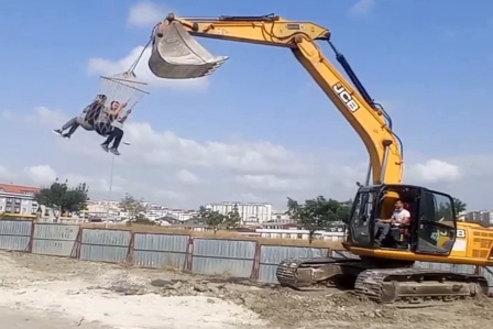 İşçiler kepçeyi salıncak yaptı, doyasıya eğlendi