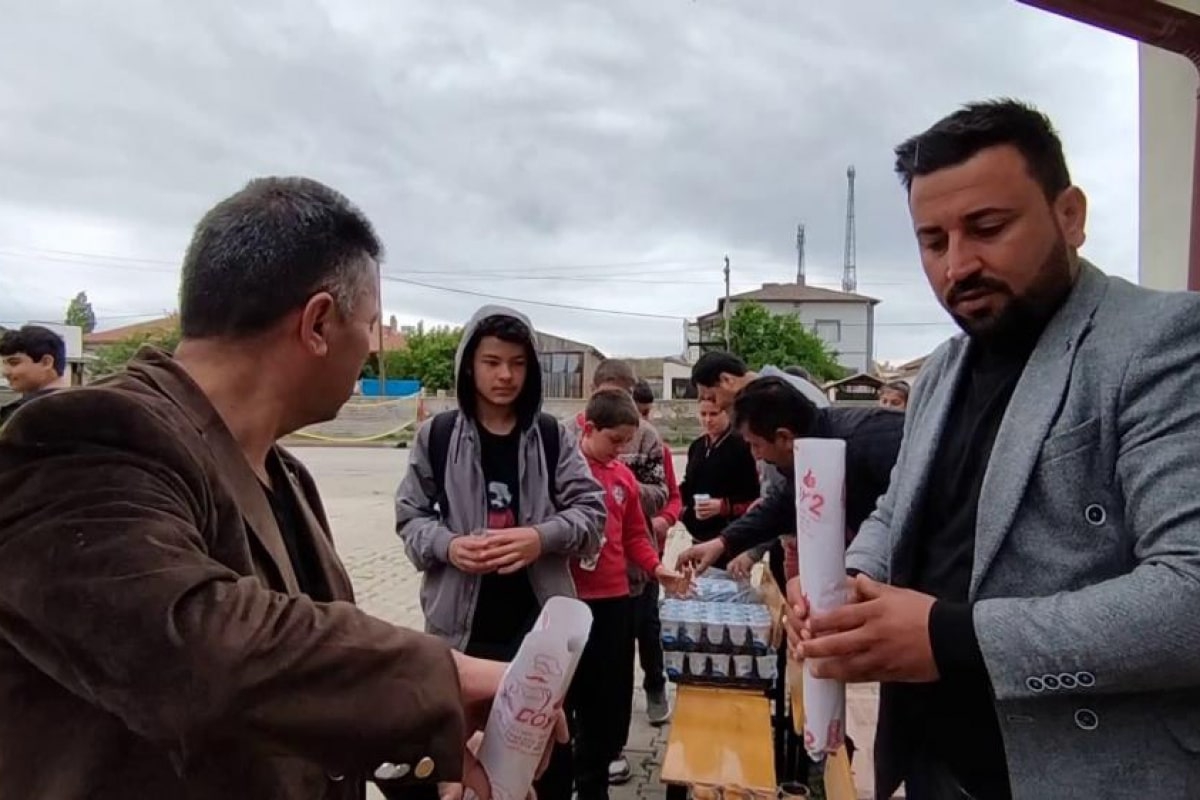 İsmini açıklamadı, tüm okula döner ikram etti