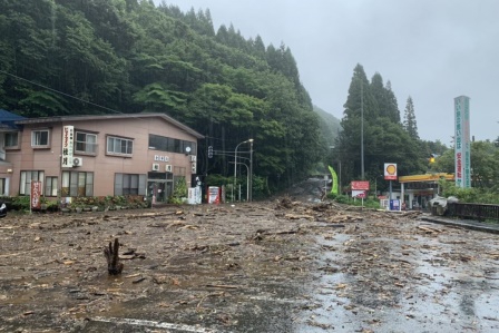 Japonya'da sel: Tren seferleri iptal edildi