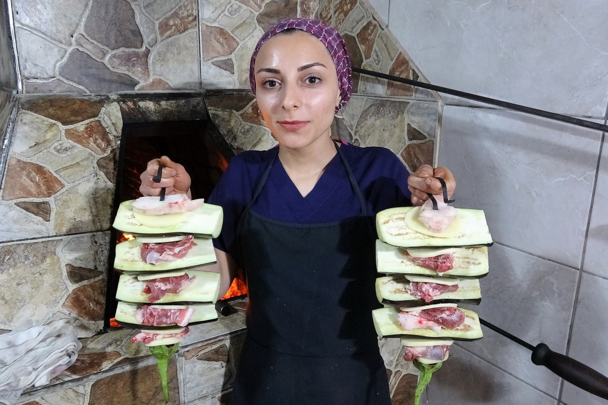 Kadın kebap ustası erkeklere taş çıkartıyor